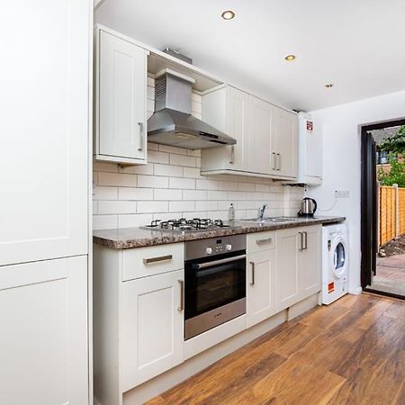 London Single Refurbished Bedroom Exterior photo