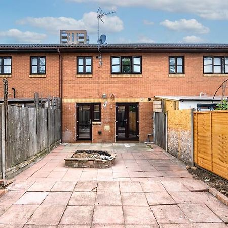 London Single Refurbished Bedroom Exterior photo