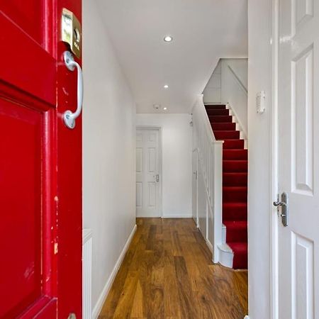 London Single Refurbished Bedroom Exterior photo