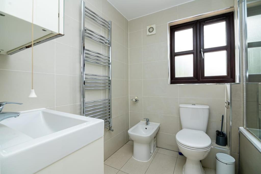 London Single Refurbished Bedroom Exterior photo