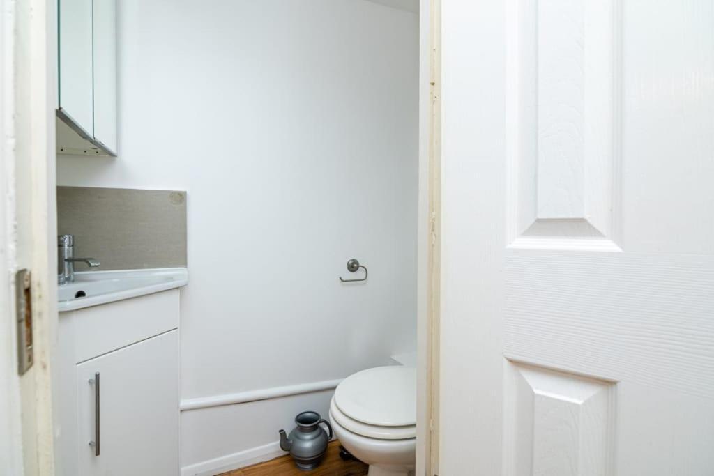 London Single Refurbished Bedroom Exterior photo