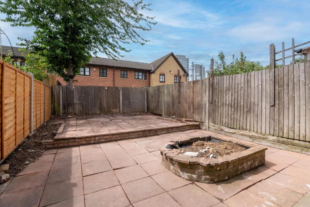 London Single Refurbished Bedroom Exterior photo