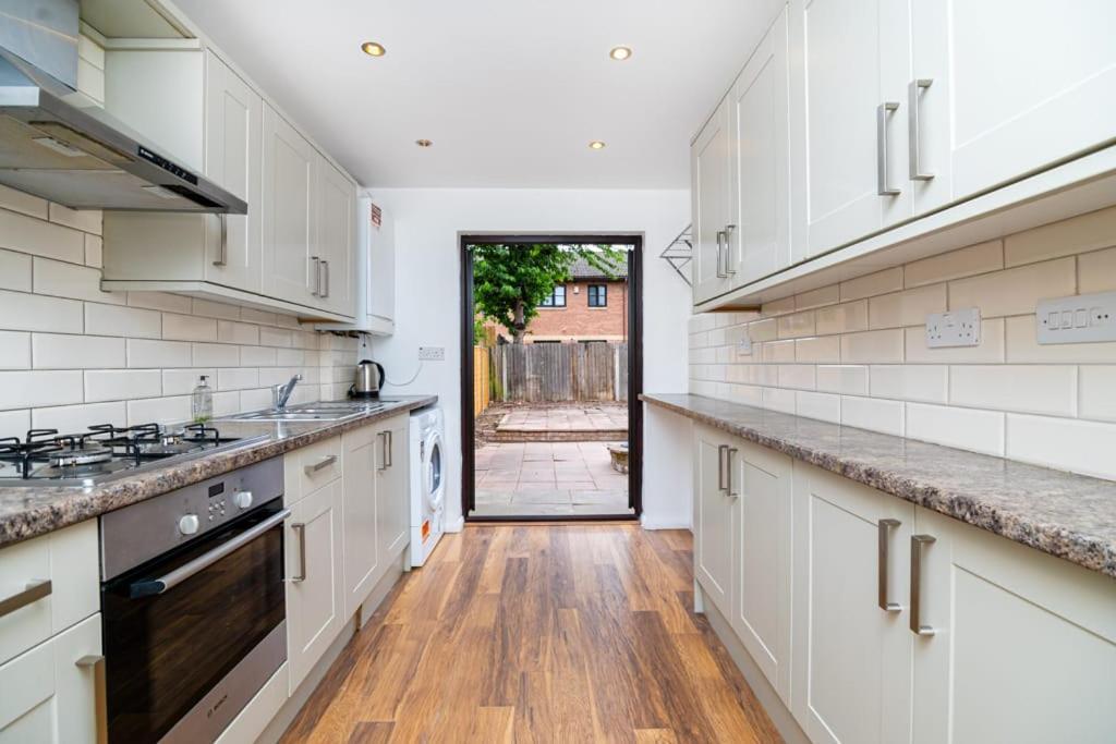 London Single Refurbished Bedroom Exterior photo