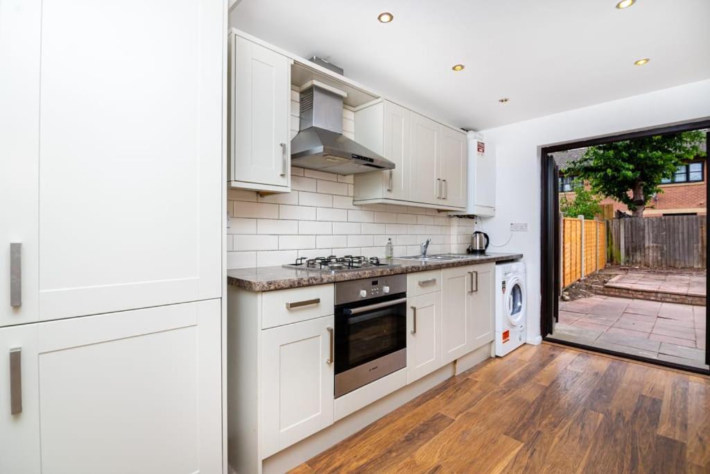 London Single Refurbished Bedroom Exterior photo