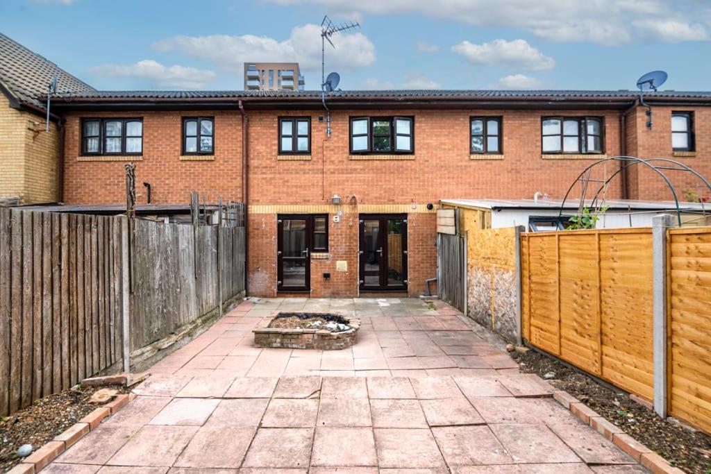 London Single Refurbished Bedroom Exterior photo