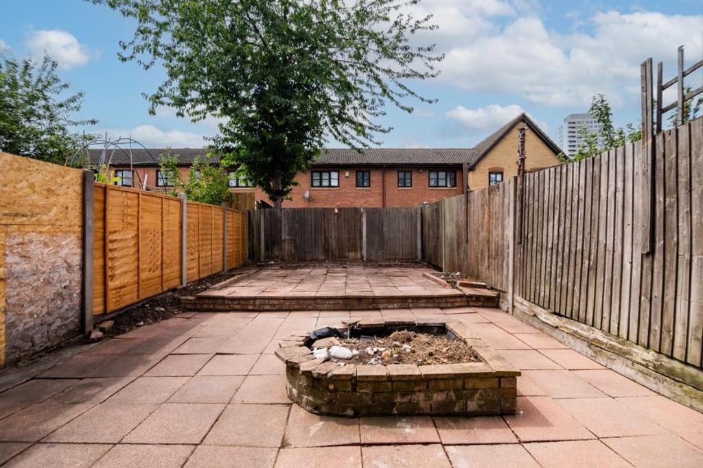 London Single Refurbished Bedroom Exterior photo