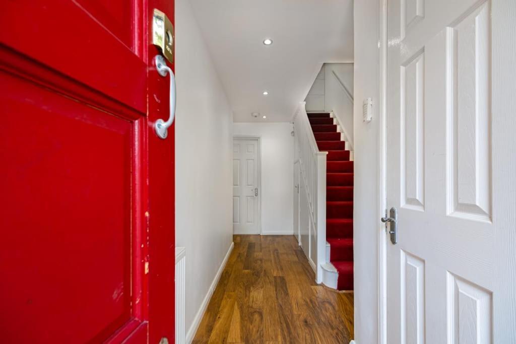 London Single Refurbished Bedroom Exterior photo