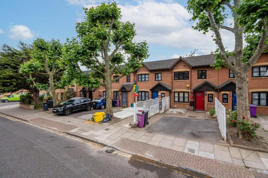 London Single Refurbished Bedroom Exterior photo