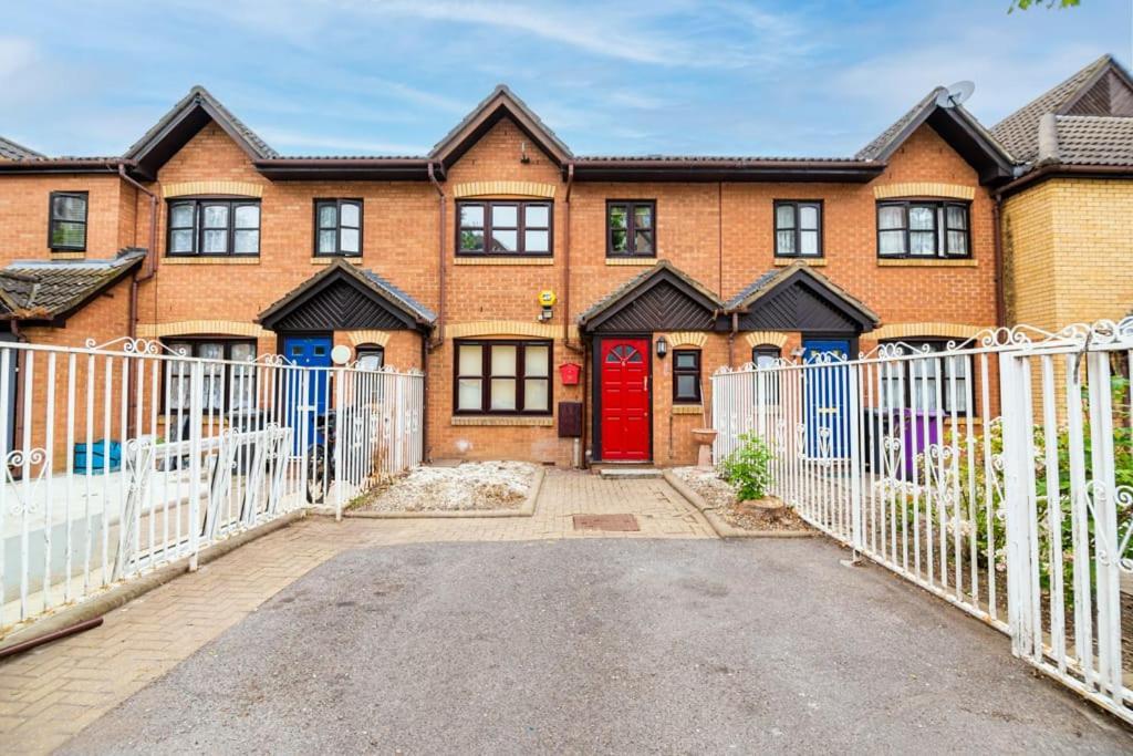 London Single Refurbished Bedroom Exterior photo