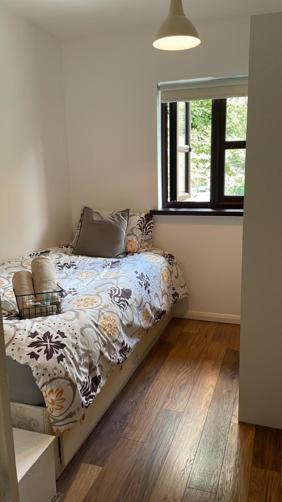 London Single Refurbished Bedroom Exterior photo