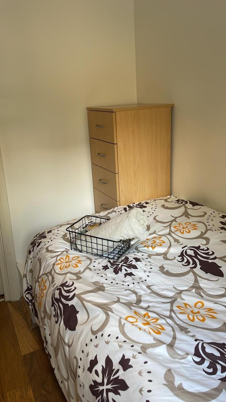 London Single Refurbished Bedroom Exterior photo