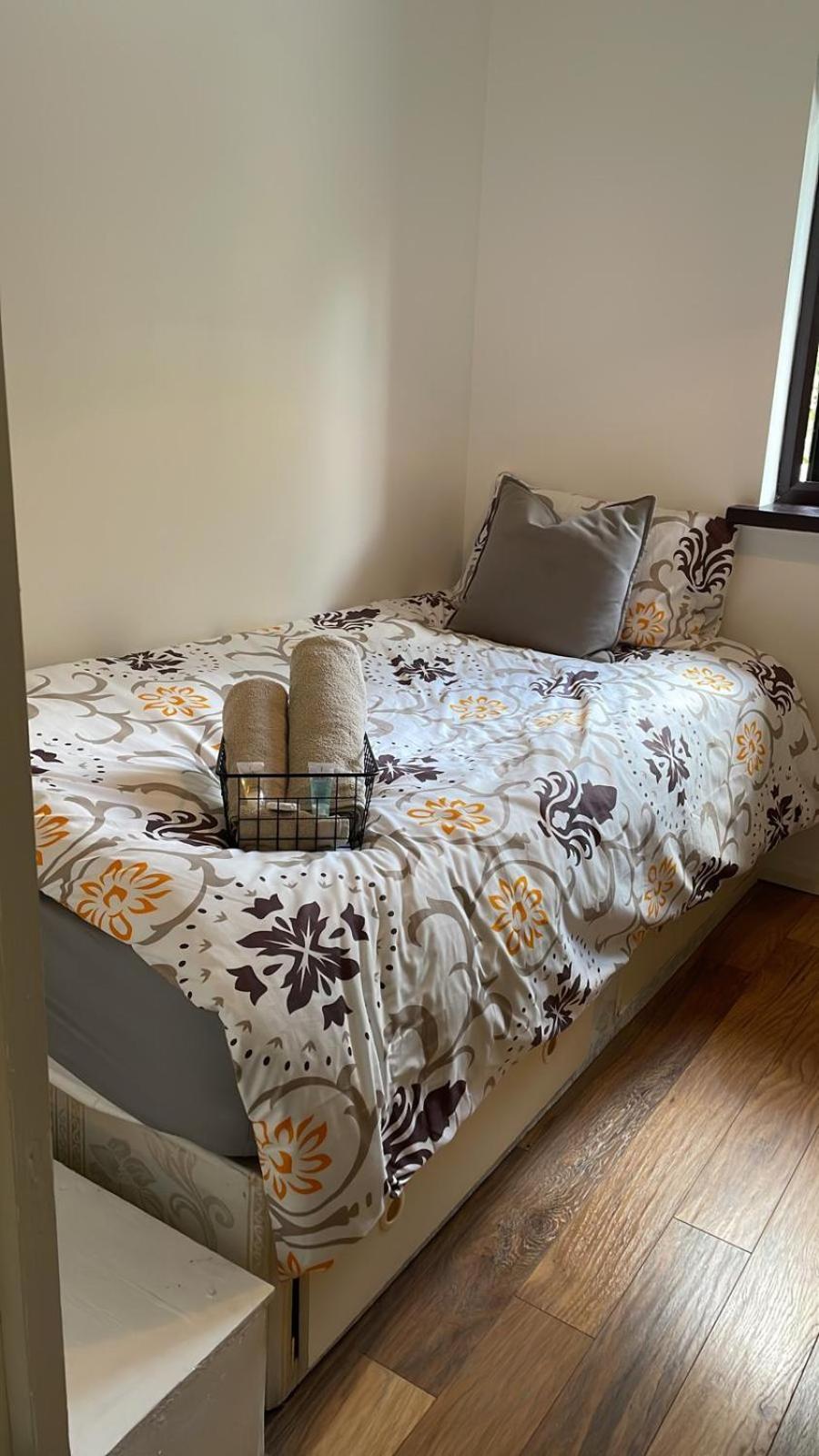 London Single Refurbished Bedroom Exterior photo