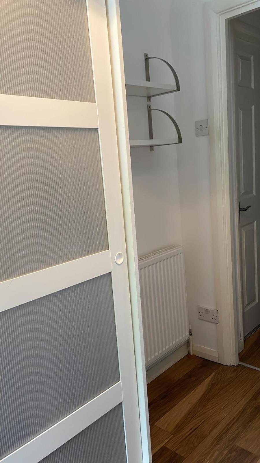 London Single Refurbished Bedroom Exterior photo