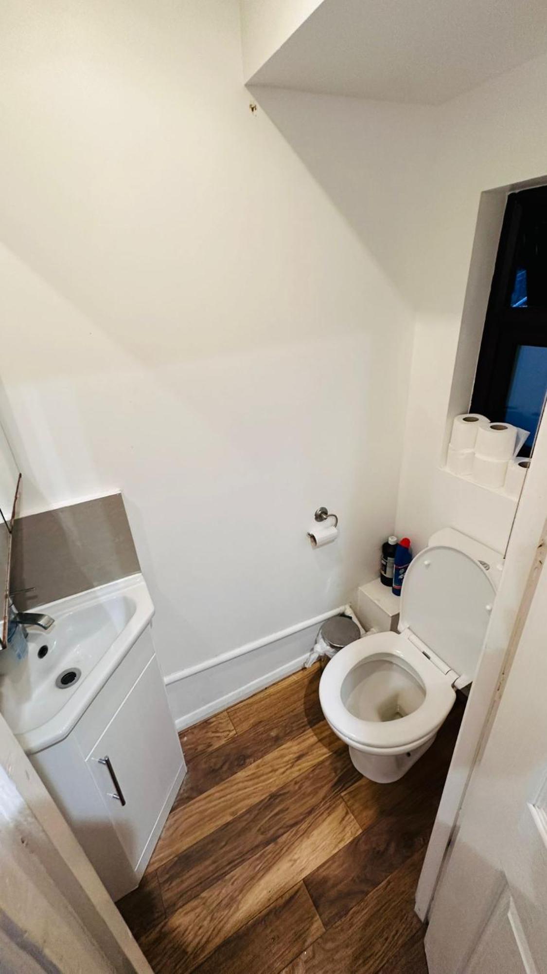 London Single Refurbished Bedroom Exterior photo