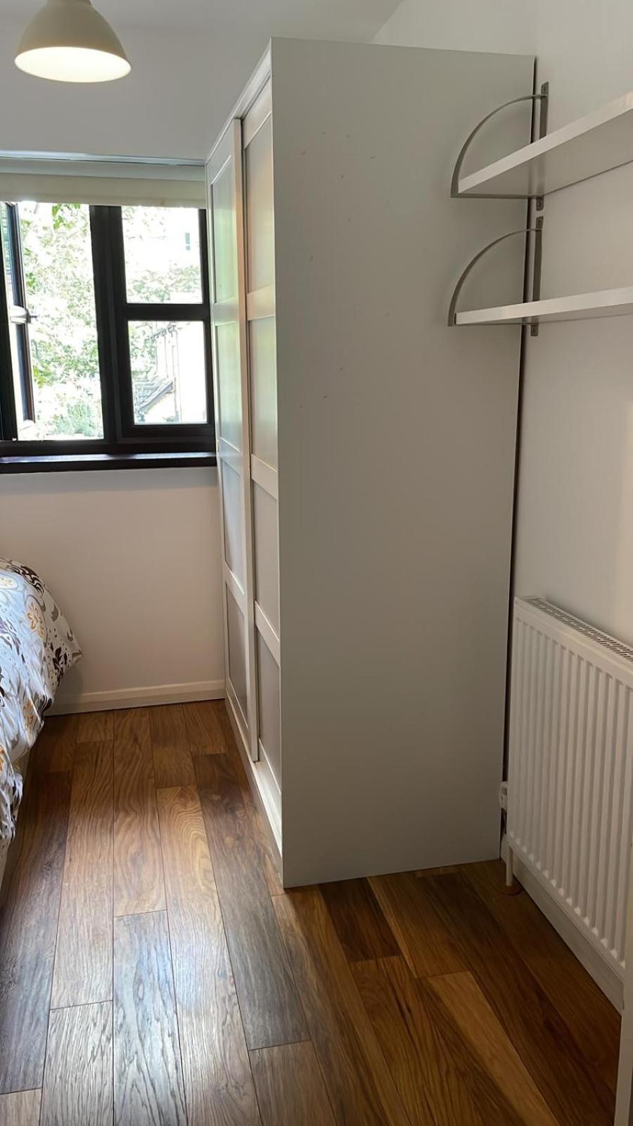 London Single Refurbished Bedroom Exterior photo